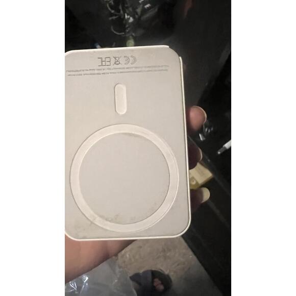 Apple MagSafe Wireless Charger - Picture 1 of 2
